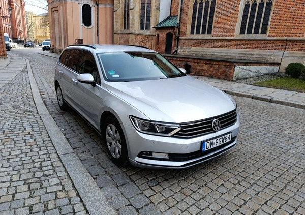 Volkswagen Passat cena 45500 przebieg: 244000, rok produkcji 2016 z Wrocław małe 277